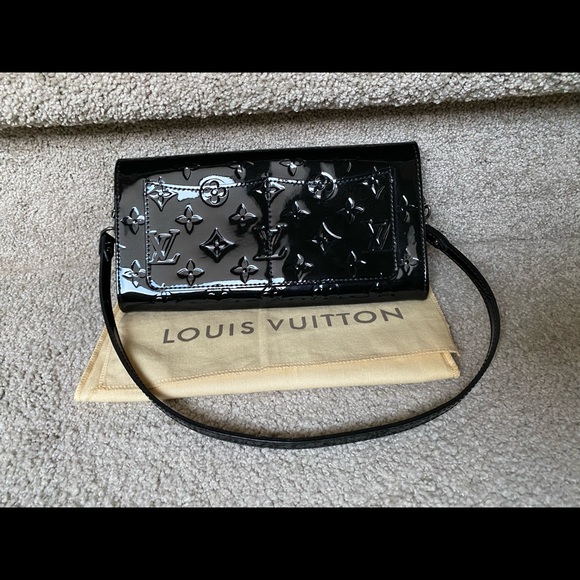 HOLD. Louis Vuitton vernis clutch with strap - Picture 2 of 12